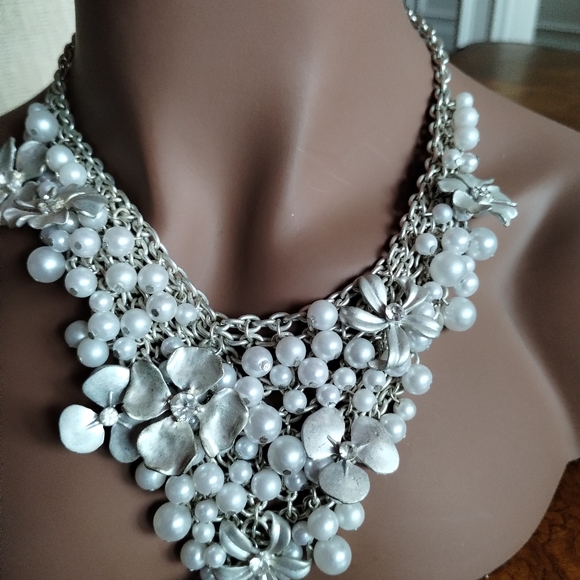 Jewelry - Elegant Pearl & Silver Floral Statement Necklace